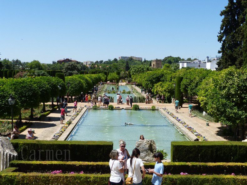 Les jardins de l'Alcazar à Cordoue sont composés de terrasses et de plans d'eau où la végétation est magnifique au printemps