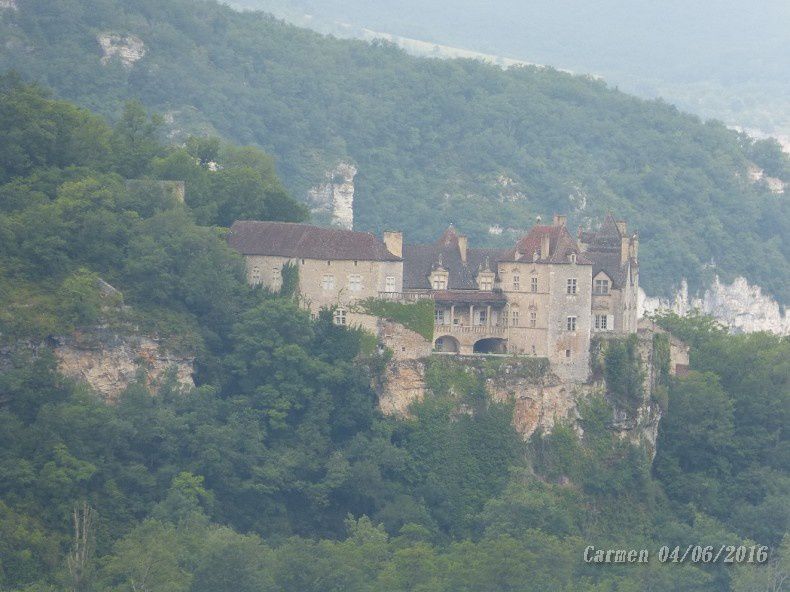 Le Chateau de Cénevières qui domine la vallée du haut de sa falaise, à 6km de Saint Cirq Lapopie. Monument privé classé monument historique, ouvert à la visite