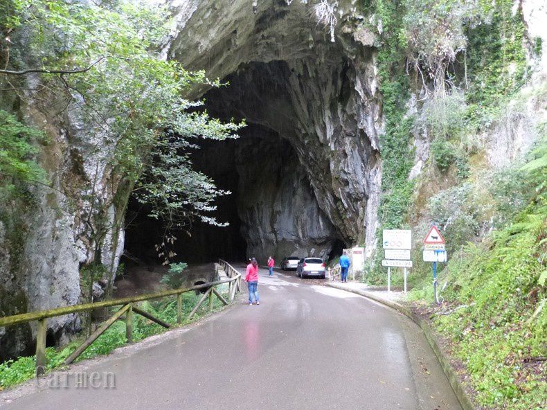 Cette cavité naturelle appelée Cuevas Del Agua , longue de 300 mètres, a été façonnée par l’érosion lente des éléments naturels. Cette grotte, est le seul moyen pour accéder au village Cueva Del Agua qui est dans la municipalité de Ribadessellar. On peut la traverser en voiture ou à pieds.