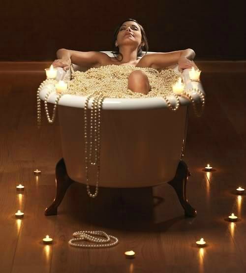 Bain de perles - Femme - Baignoire - Pictures - Free - Le Monde des Gifs