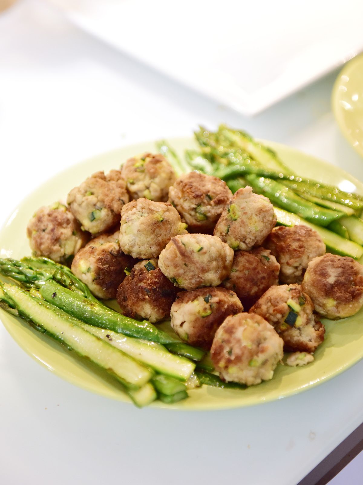 BOULETTES DE SAUCISSES BLANCHES A GRILLER ET COURGETTES, SAUCE AIGRE-DOUCE TOMATE ET CARAMBOLE
