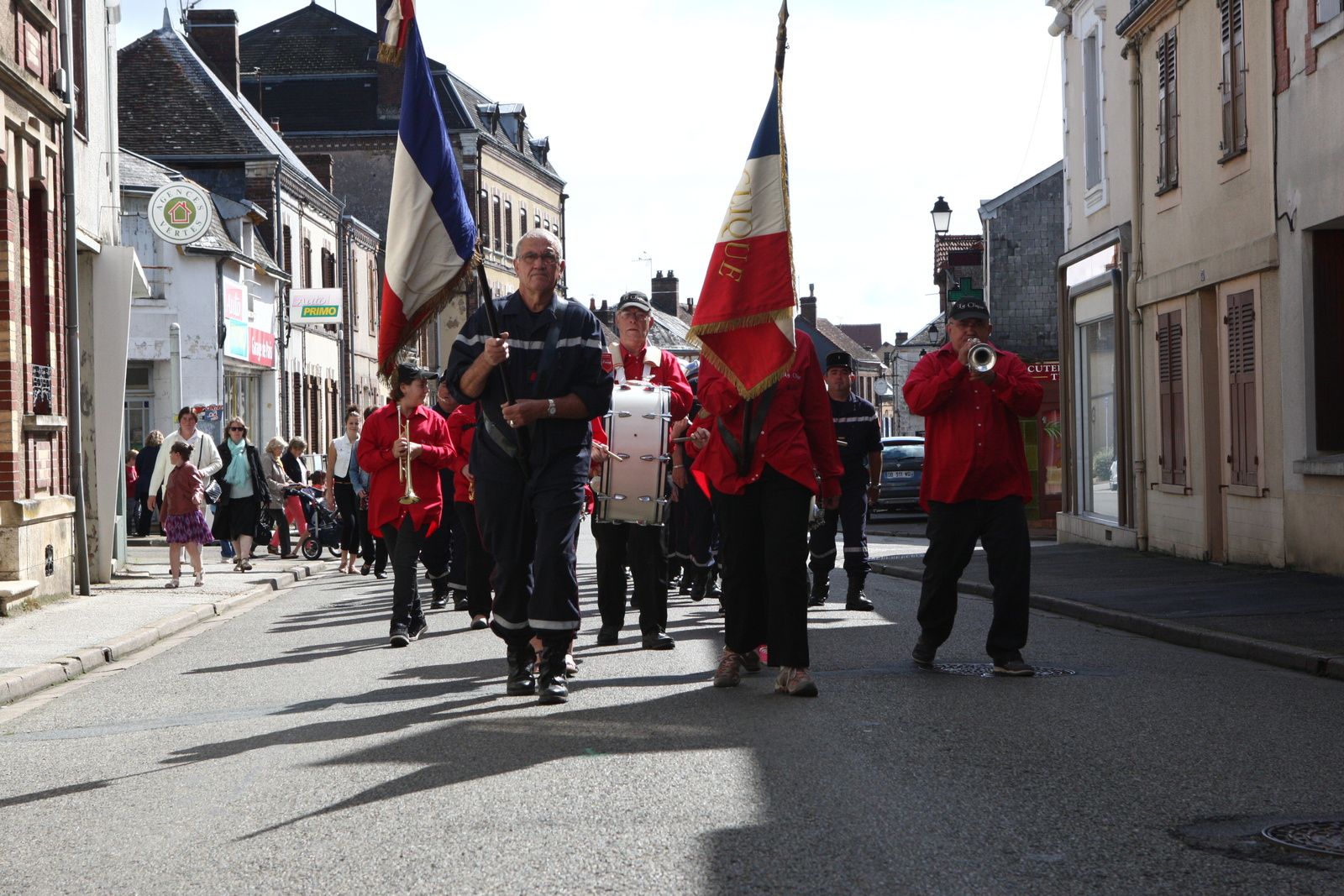 (photo L Legrand) Les portes drapeaux ouvrent le défilé suivi par quelques Bazochiens rue du Général Leclerc
