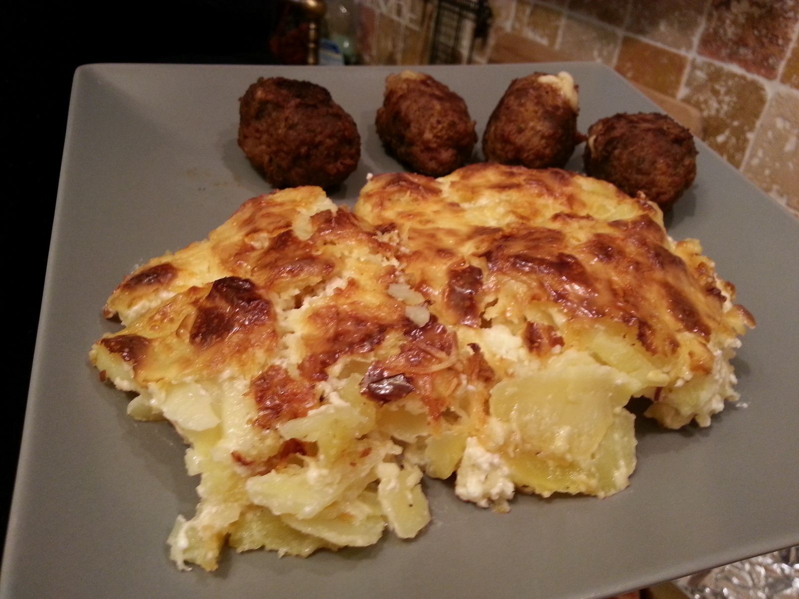 Les Boulettes De Viande Au Parmesan Et Mozzarella Avec Son Gratin