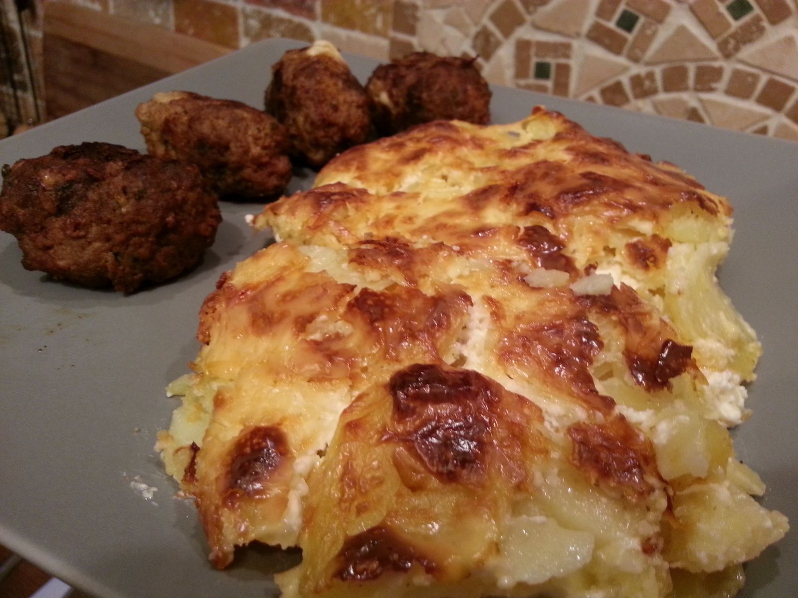 Les Boulettes De Viande Au Parmesan Et Mozzarella Avec Son Gratin