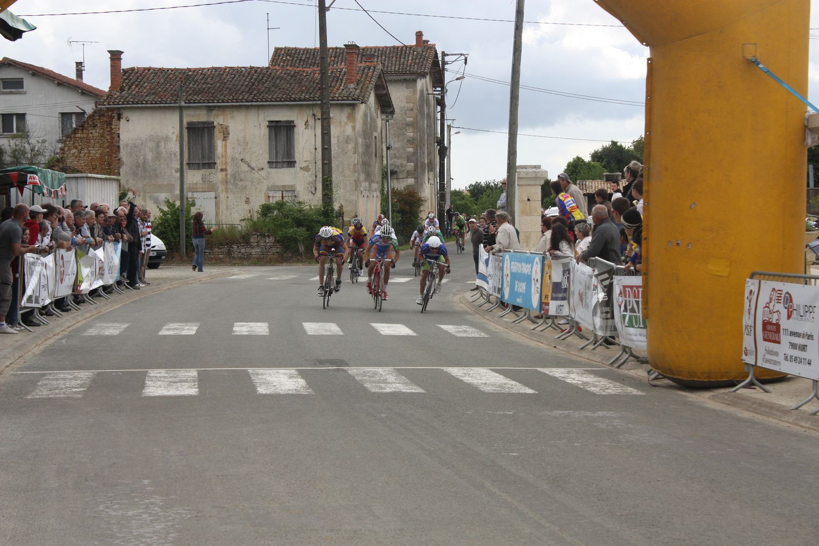 La  victoire  revient  au  sprint  à  Emmanuel  CHARPENTIER(VCC  Marennes), 2e  Louis  BODIN-AMIEL(UVA), 3e  Flavien  SMERALDI(VC  Saintes)