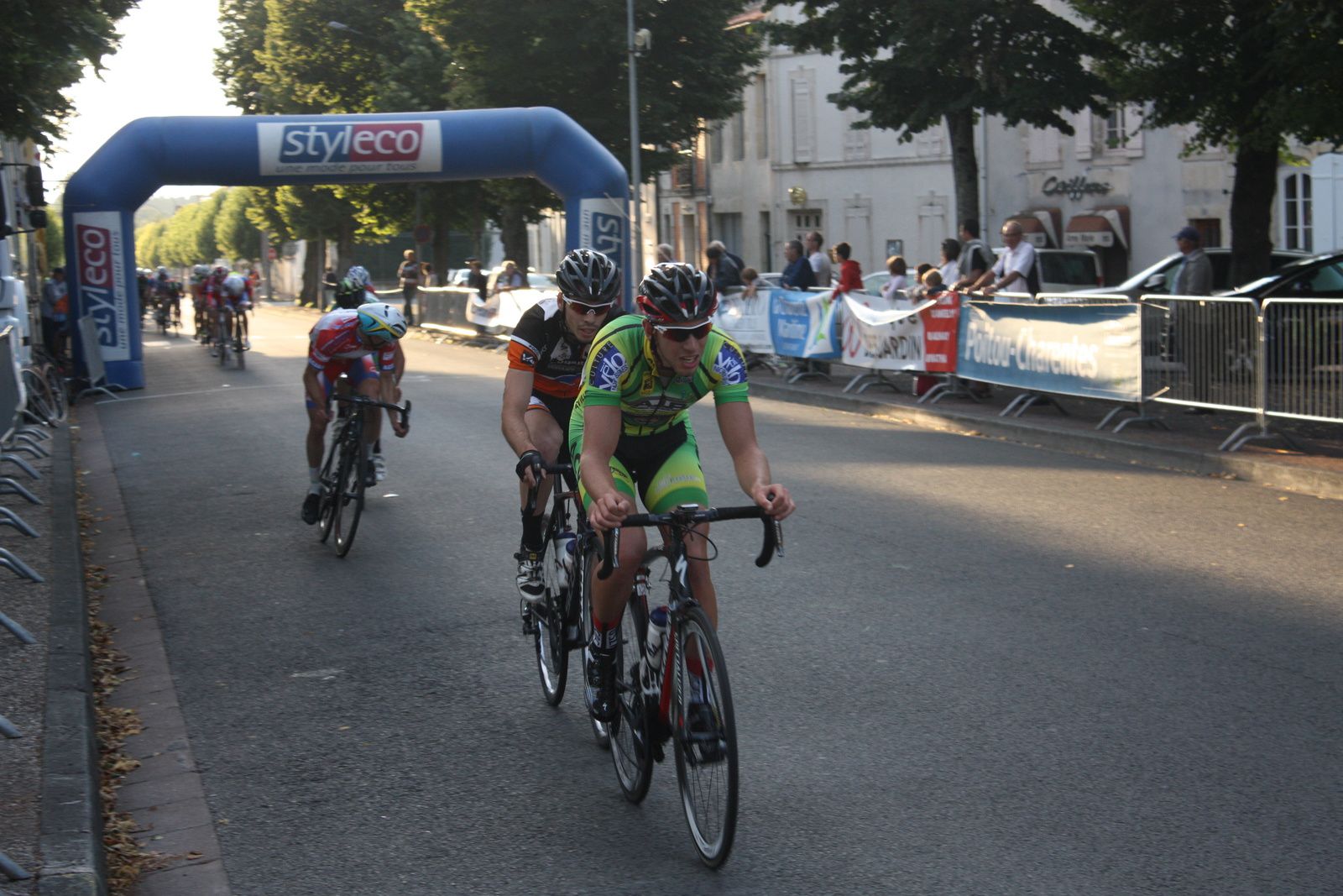 GREGORY FRETARD REMPORTE LA NOCTURNE de St JEAN d'ANGELY - AVENIR CYCLISTE  NIEUL LES SAINTES