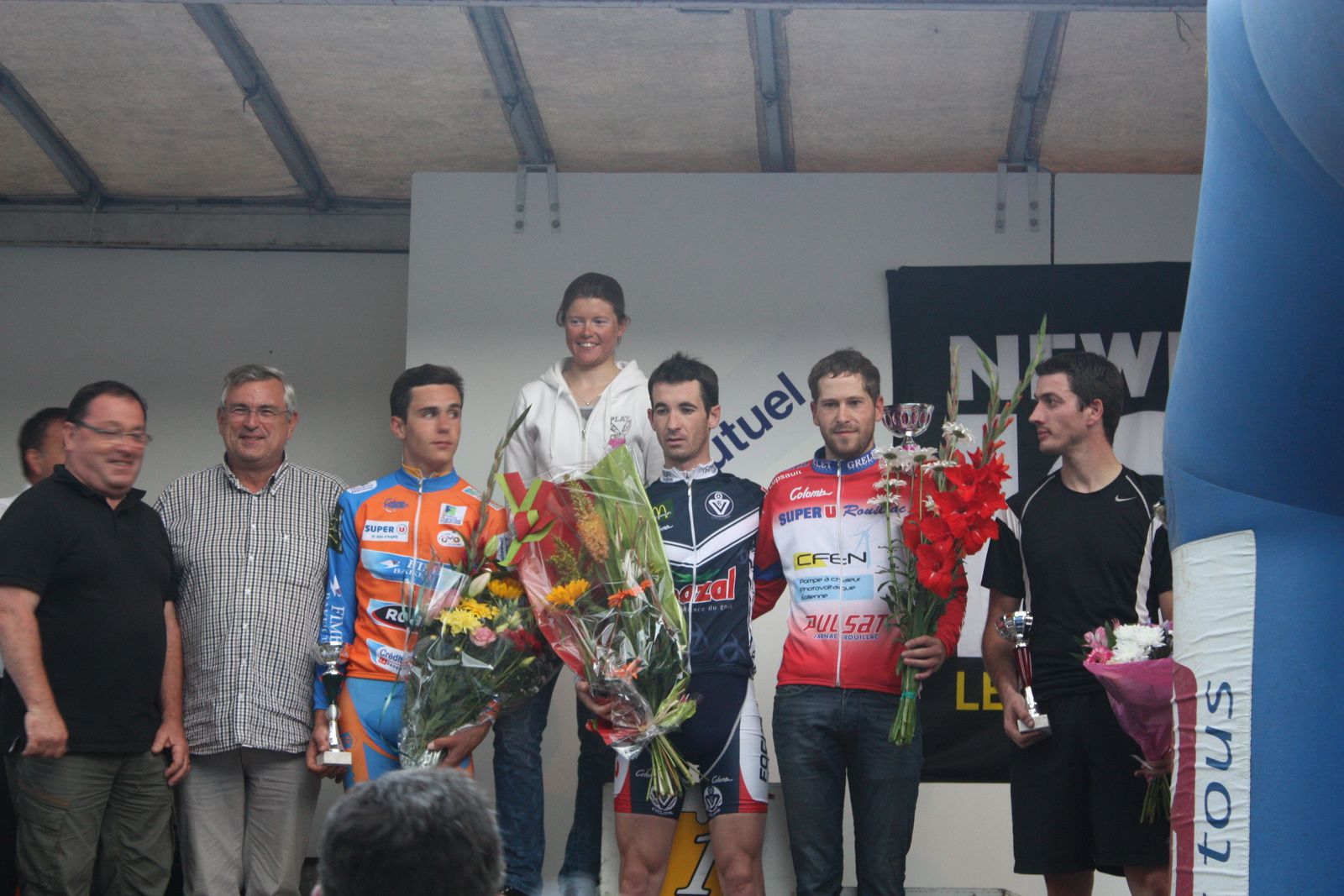 Le  vainqueur  récompensé  par  Aurore  VERHOEVEN  ainsi  que  le  1er  junior  Louis  BODIN AMIEL  et  le  1er  PC  Grégory  NATIVEL