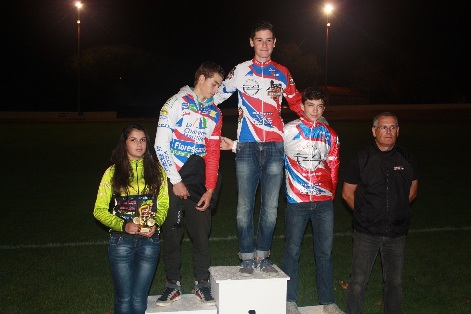 Le  podium  du  Championnat  Départemental  avec  3  rochelais  en  compagnie  de   Bernard  CRON  le  responsable  du  cyclo-cross  en  Charente-Maritime
