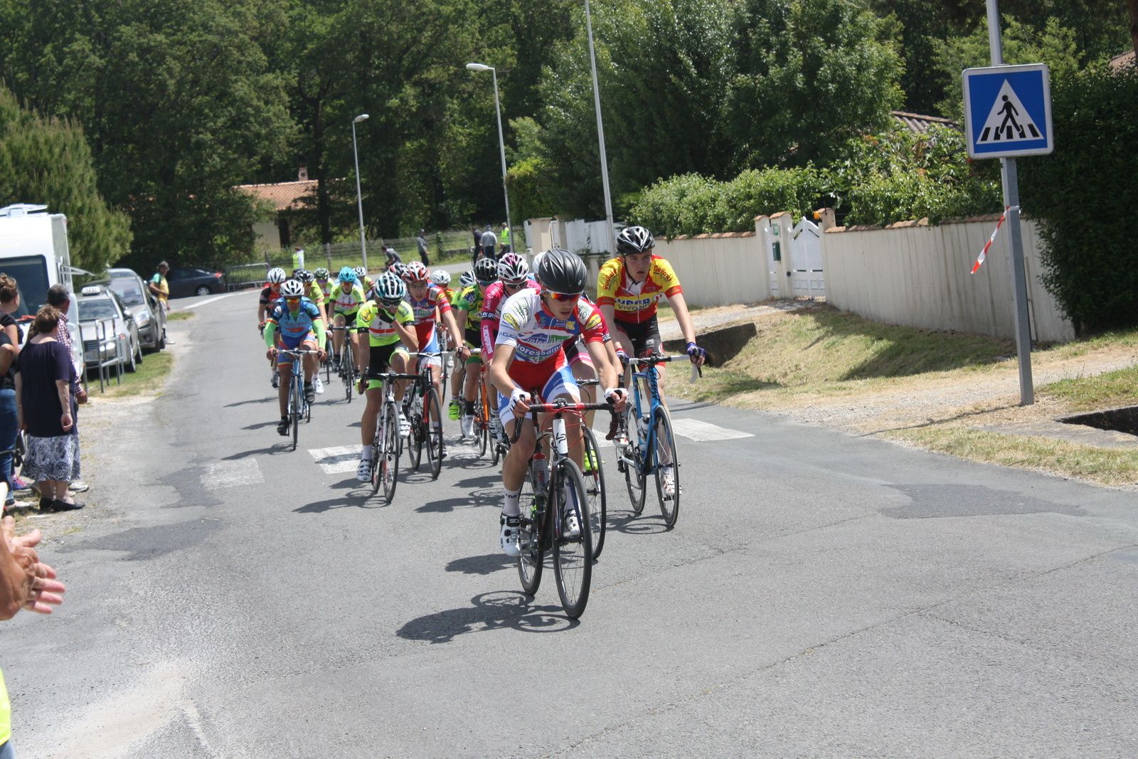 Le saintais Valentin MORAND et 2 coureurs du CC Vervant font aussi partie du groupe de tête