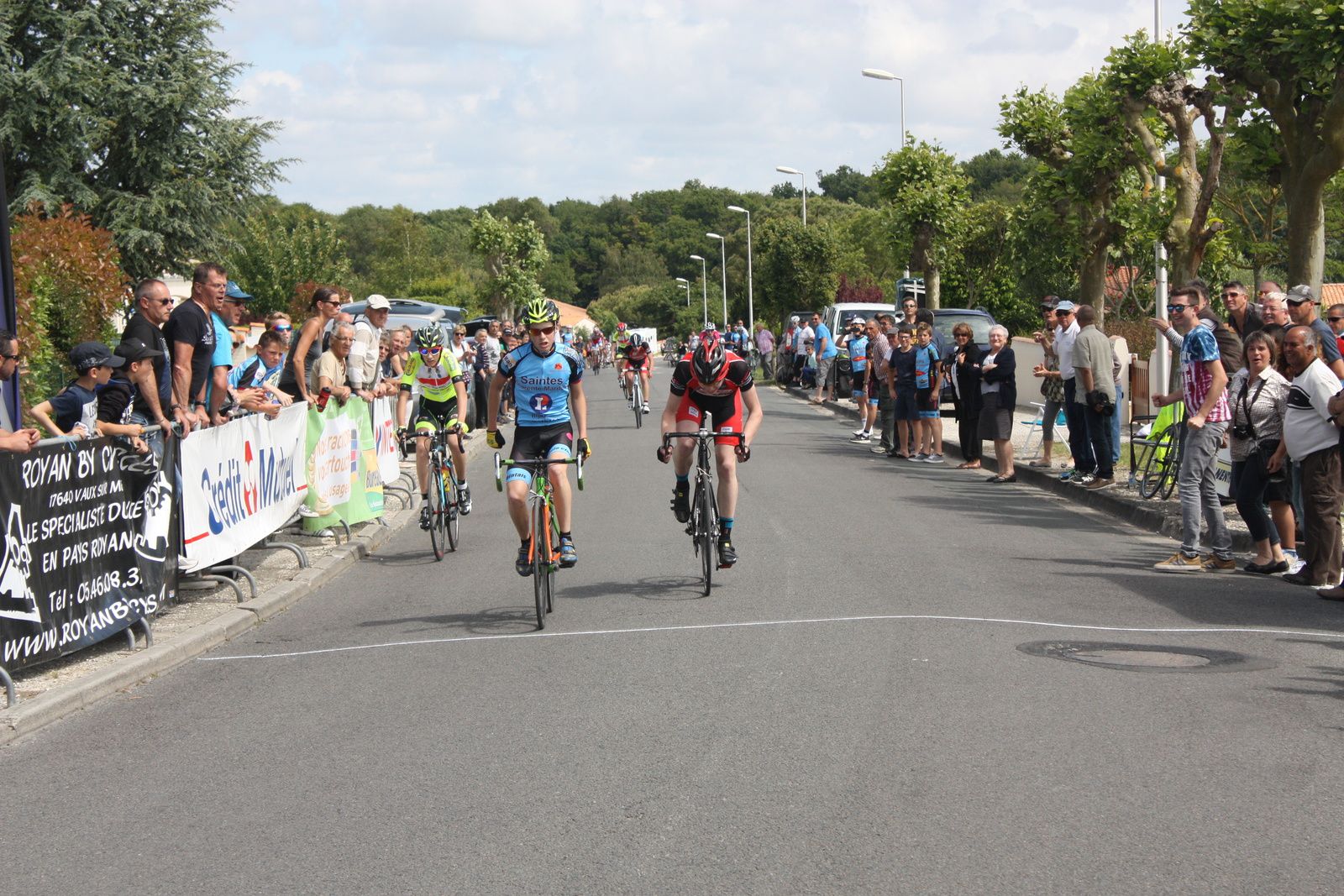 Le sprint à 4 sourit à Valentin MORAND(VC Saintes) qui remporte sa 1er victoire de la saison, 2e Georges HIBBERT(CC Vervant)