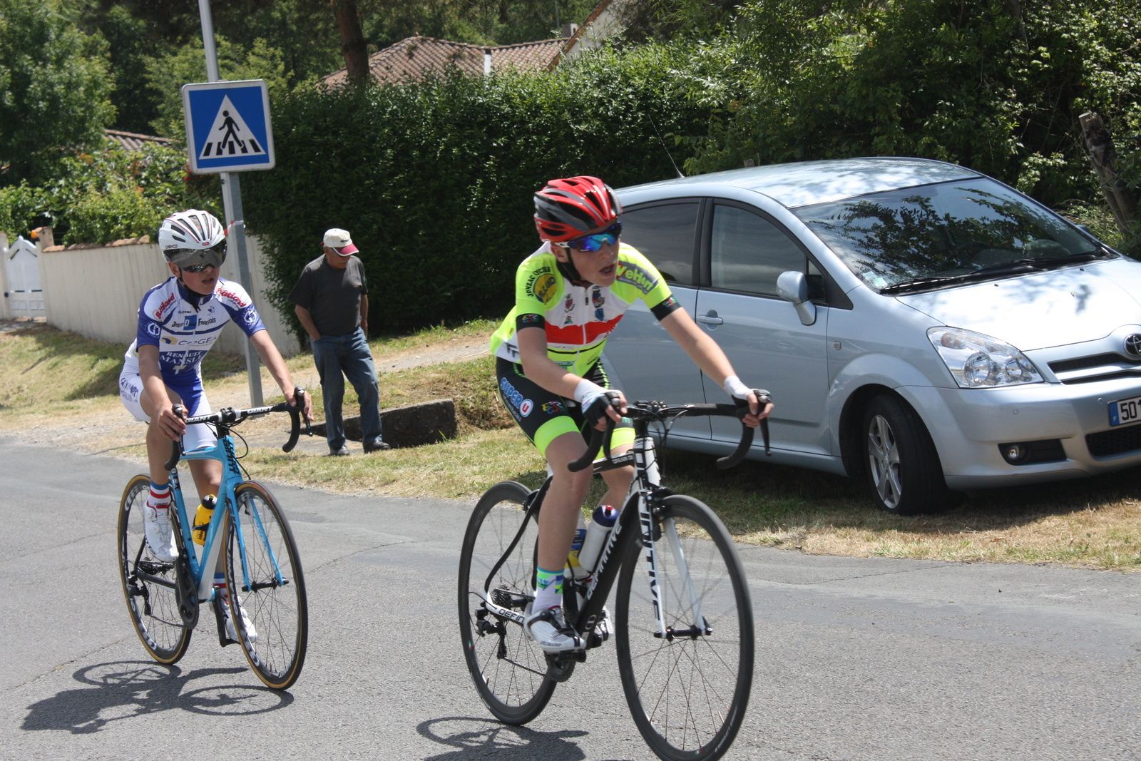 Le saintais Valentin MORAND et 2 coureurs du CC Vervant font aussi partie du groupe de tête