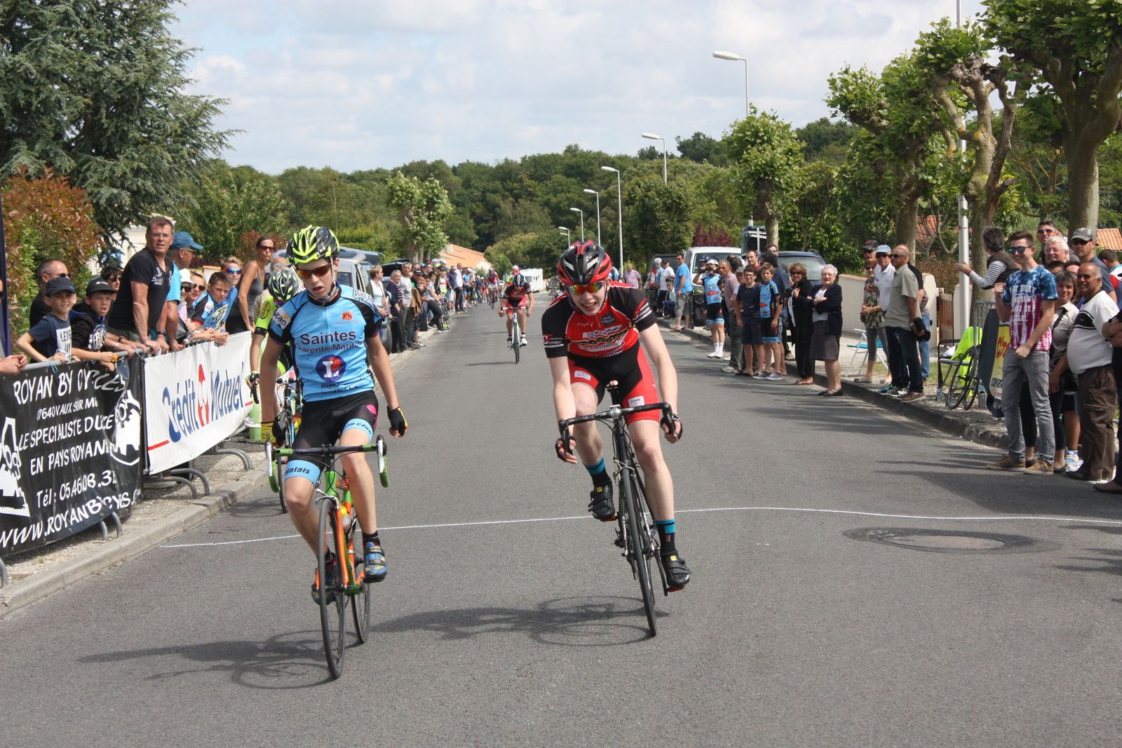 Le sprint à 4 sourit à Valentin MORAND(VC Saintes) qui remporte sa 1er victoire de la saison, 2e Georges HIBBERT(CC Vervant)