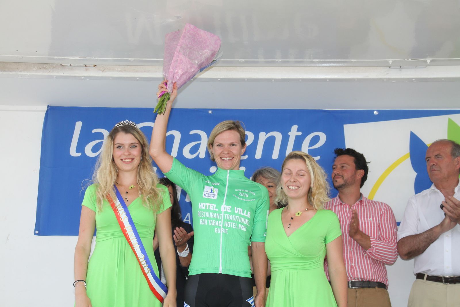 Le  maillot  vert  de  Meilleur  Sprinter  remis  par  Ségoléne  JEAN  et  Miss  Pineau  à  celle  qui  à  dominé  cette  1er  étape
