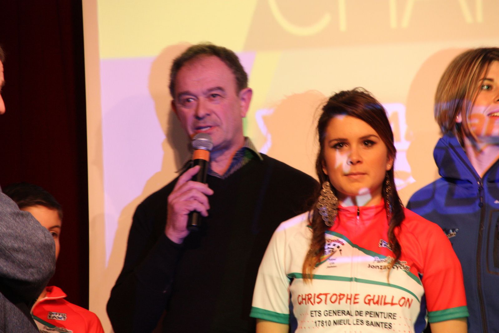 Le  nouveau  maillot  de  l'Avenir  Cycliste  porté  par  Sophie  ALMEIDA  avec  Mathéo  BIRAUD , Pupille  de  l'école  de  vélo.