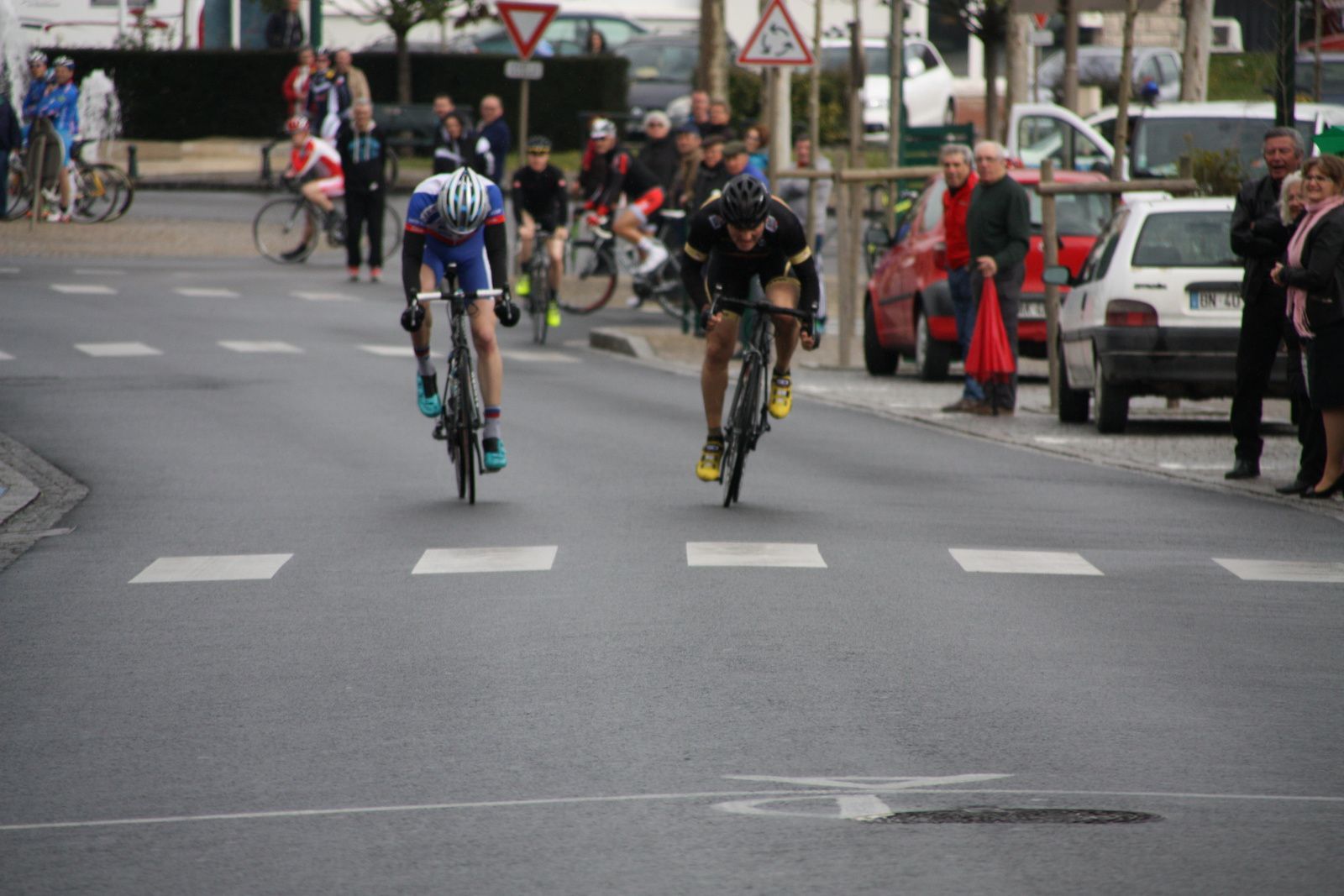 Arrivée  au  sprint  et  victoire  pour  Arnaud  COUDERC(Angouléme  VC), 2e  Damien  GALY(US  Le  Bouscat)