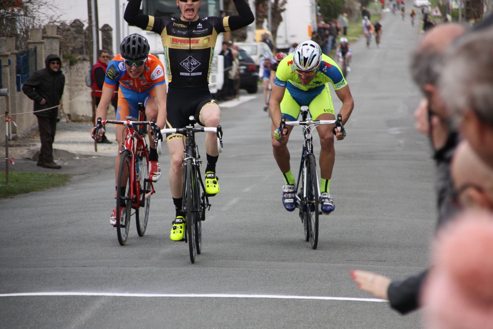le  Sprint  est  trés  disputé  entre  3  coureurs, finalement  la  victoire  revient  à  Clément  LIVERTOUT(Angouléme  VC), 2e  Léo  MOINET(VCC  Marennes), 3e  Louis  BODIN AMIEL(UVA)