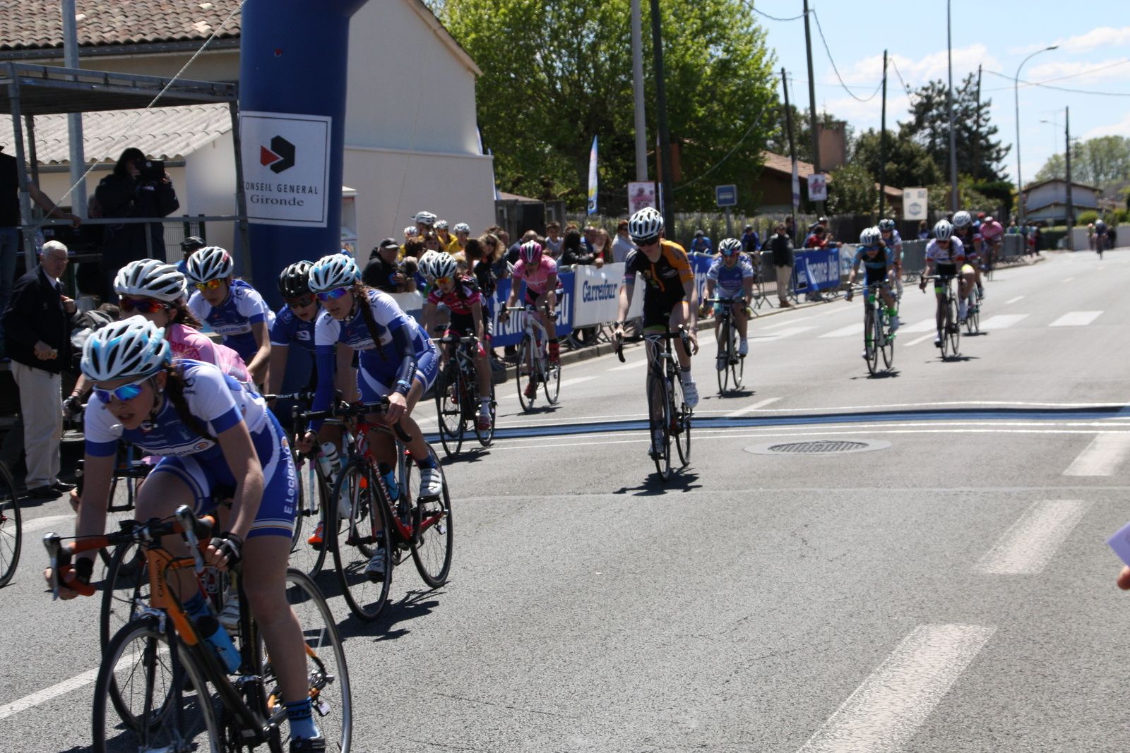arrivée du peloton dont le sprint est remporté par Julie LE GASTREC (VC Charente-Océan)10e avec Natacha CHABANEAU et Alice BARBOTIN(EC 3M)