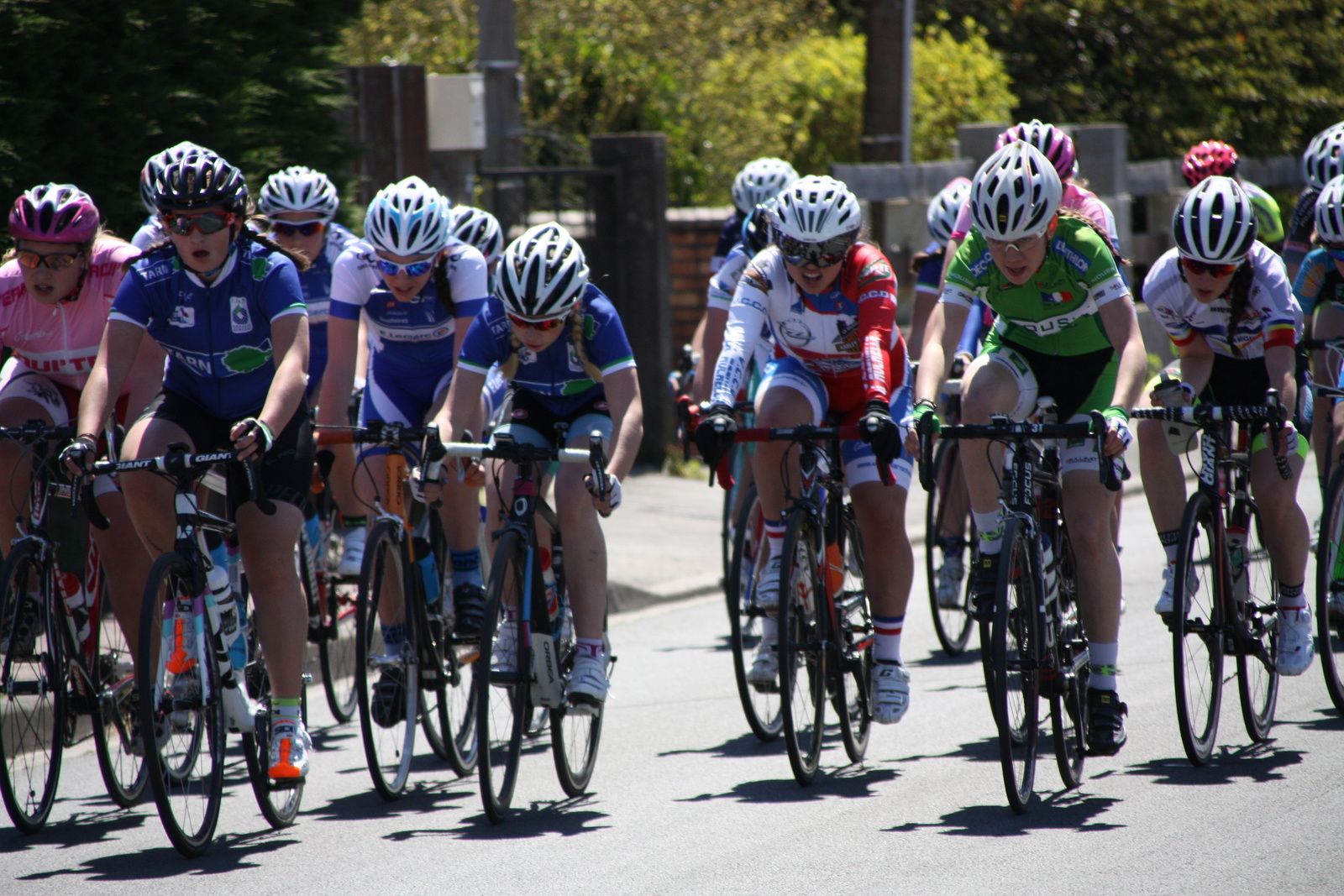 Le peloton se casse rapidement