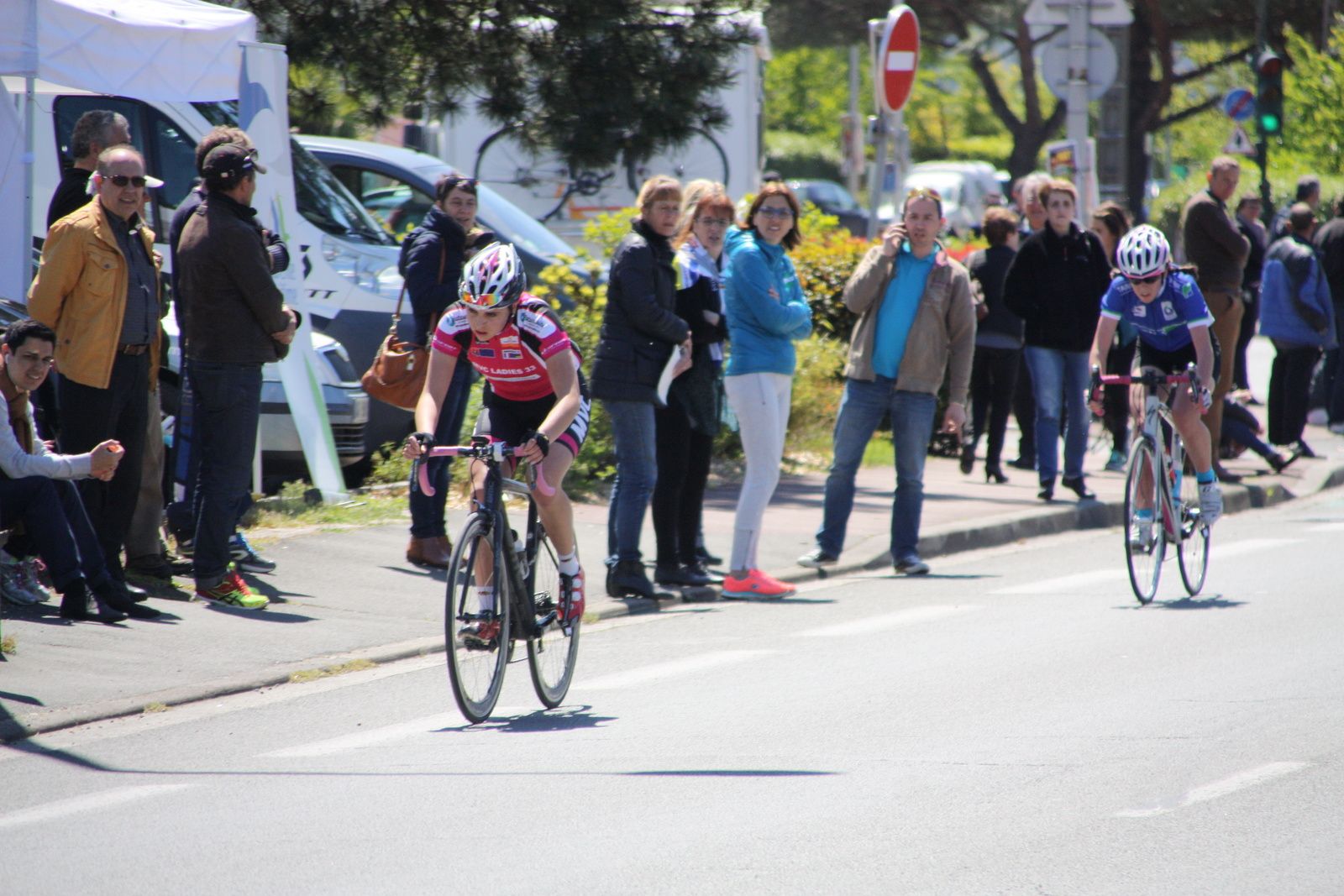 Les positions sont bien établit : 4 , 3 , 2 filles puis le peloton.