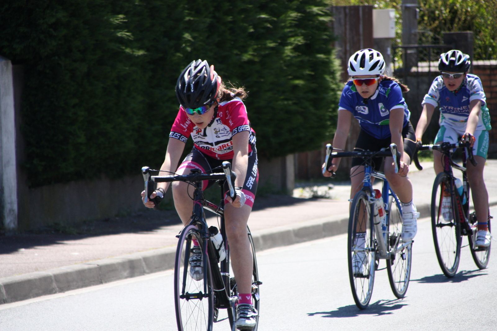 Le peloton se casse rapidement