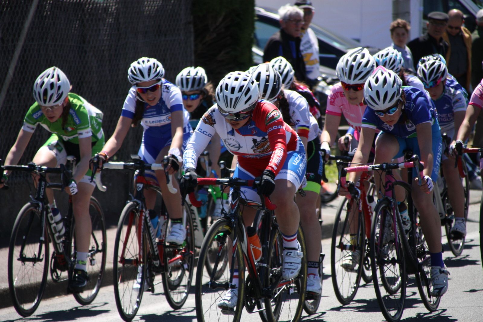 Les positions sont bien établit : 4 , 3 , 2 filles puis le peloton.