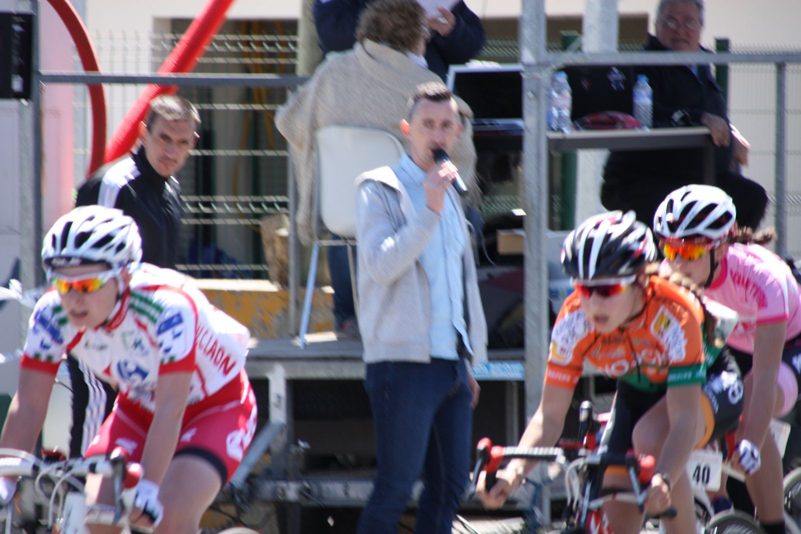 A 2 tours de l'arrivée