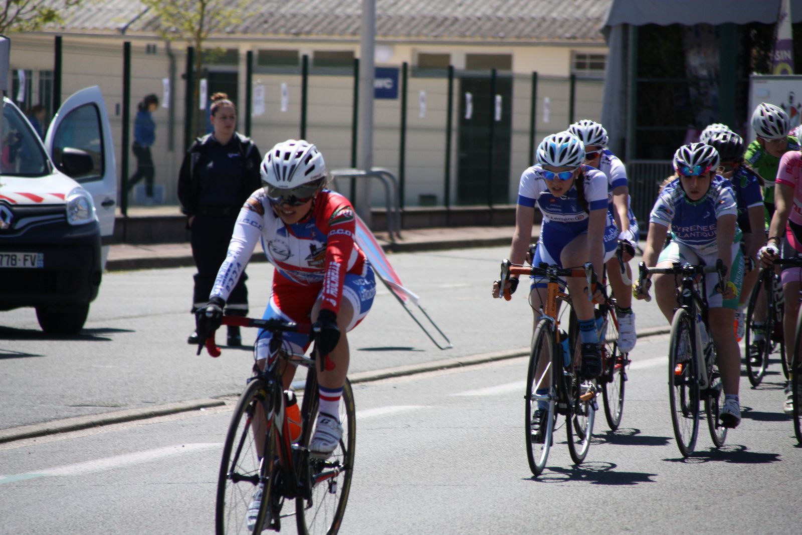 Accélération à l'avant 4 filles se détachent, Ilona FEYTOU est dans le 2e groupe