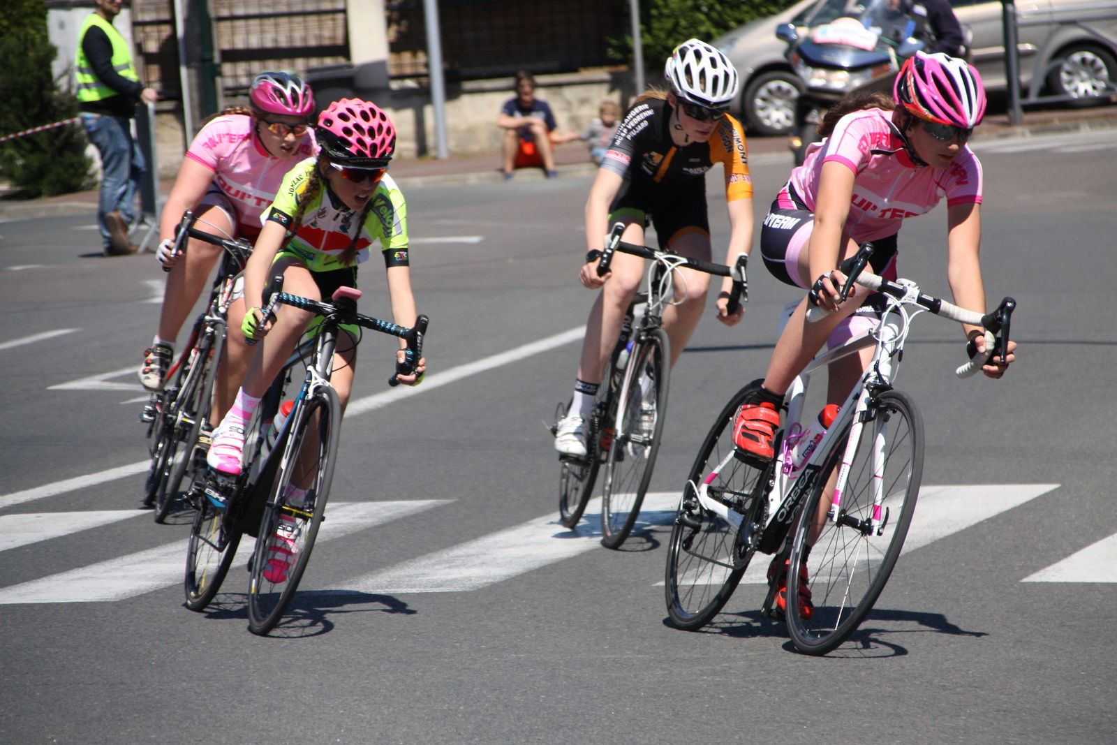 Dans le peloton on retrouve Natacha CHABANEAU, Alice BARBOTIN et Julie LE GASTREC , un peu plus loin Madeline COLLET et Soléne GROLLET.