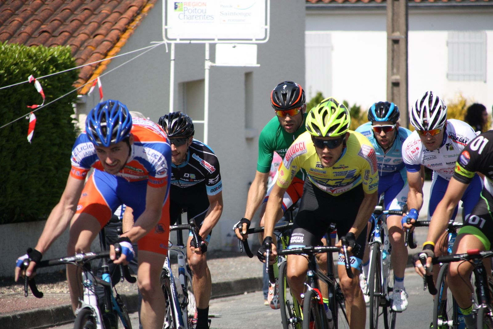 4e tour, les 3 hommes de tête ont 20" d'avance sur le peloton d'ou tente de sortir Willy PERROCHEAU , alors que le maillot jaune est laché du peloton