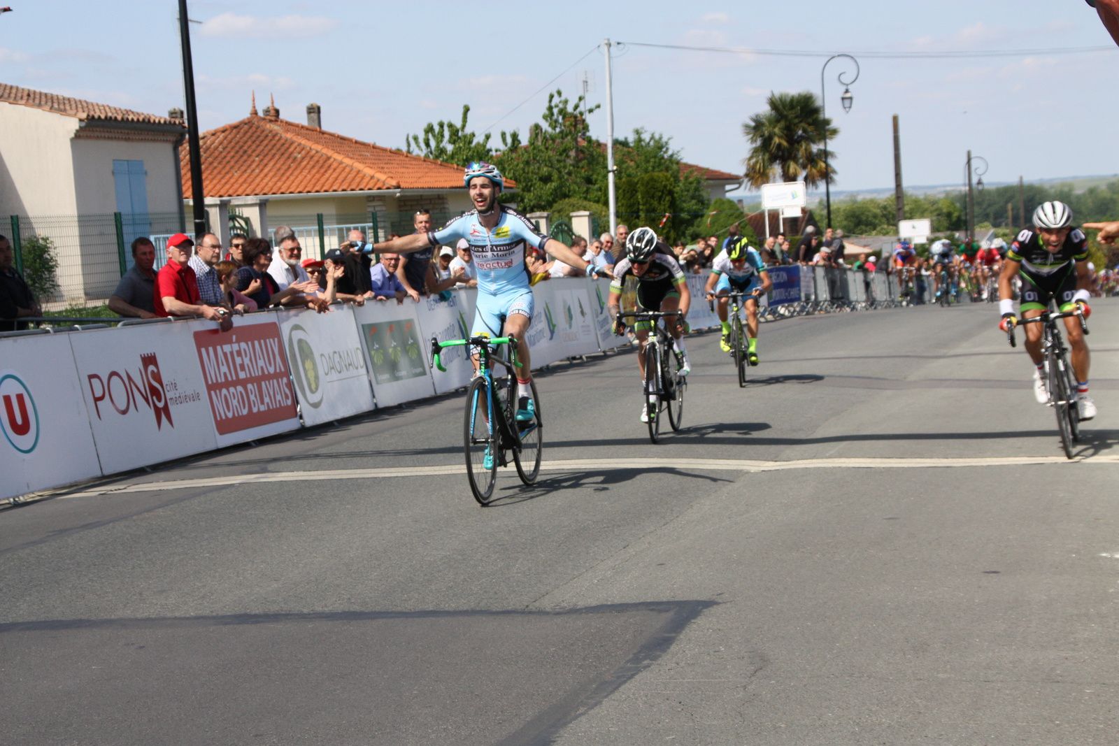 Un homme est revenu en tête, le peloton vient mourir sur les échappés
