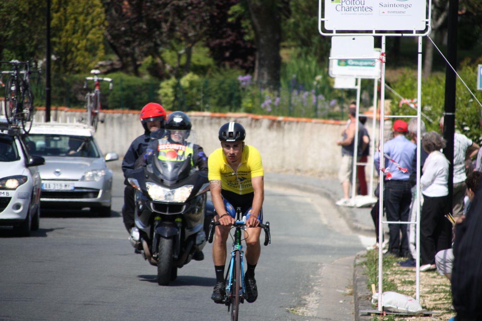 4e tour, les 3 hommes de tête ont 20" d'avance sur le peloton d'ou tente de sortir Willy PERROCHEAU , alors que le maillot jaune est laché du peloton