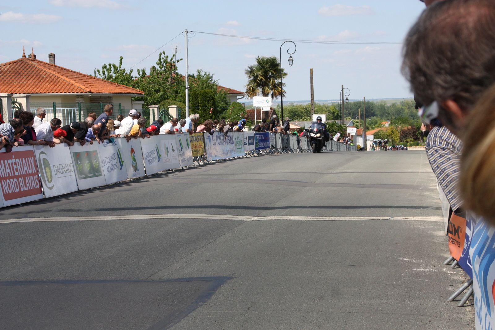 Un homme est revenu en tête, le peloton vient mourir sur les échappés