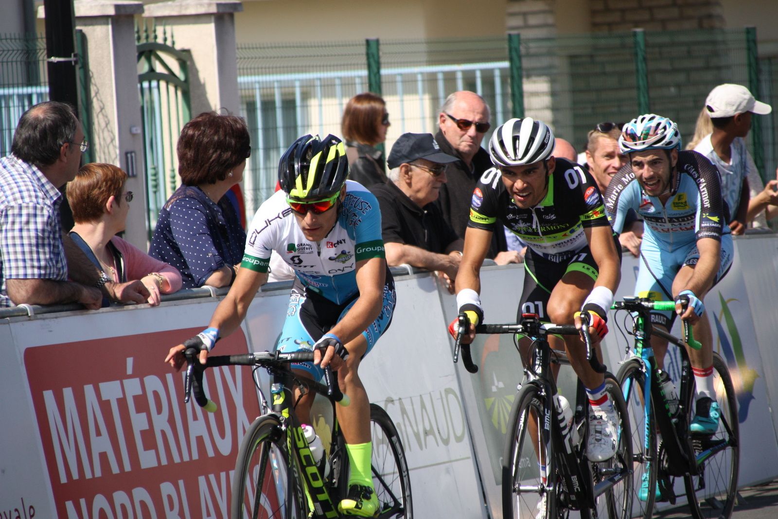 Il reste un tour , le regroupement est proche