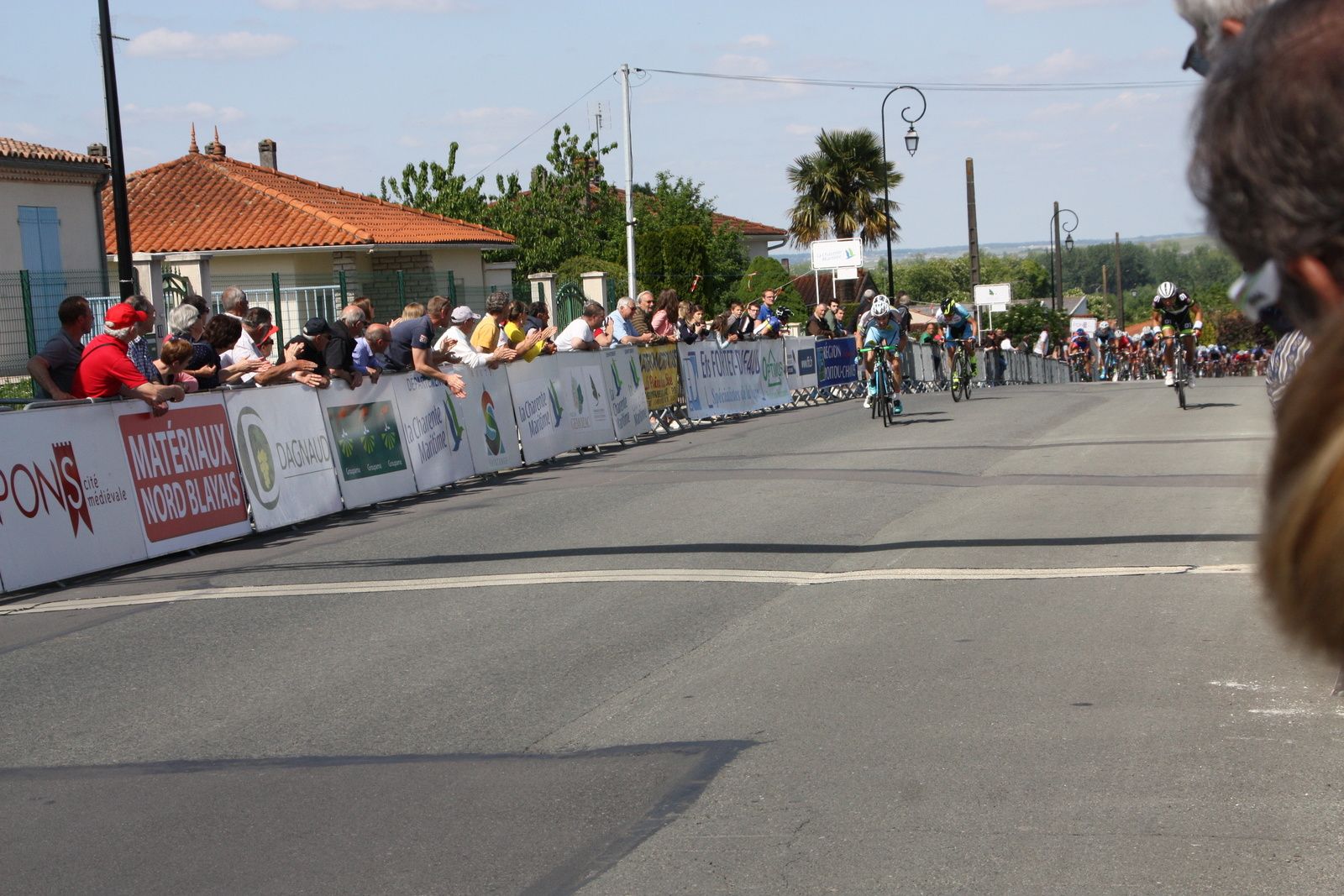 Un homme est revenu en tête, le peloton vient mourir sur les échappés