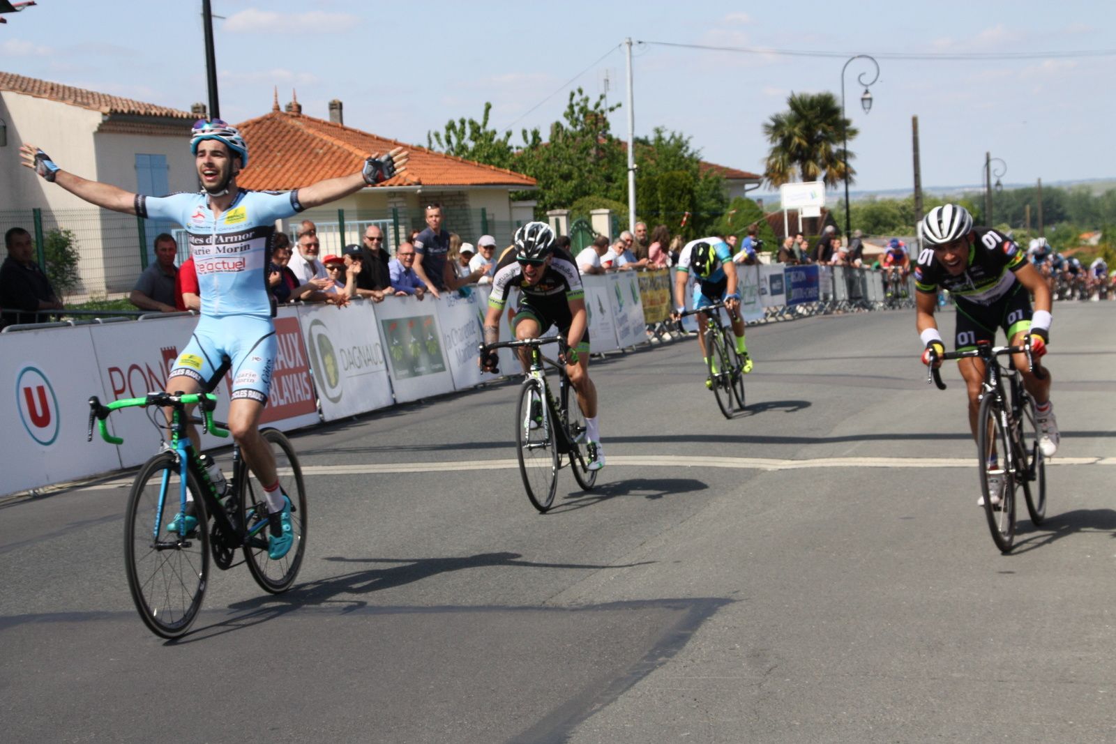 Un homme est revenu en tête, le peloton vient mourir sur les échappés
