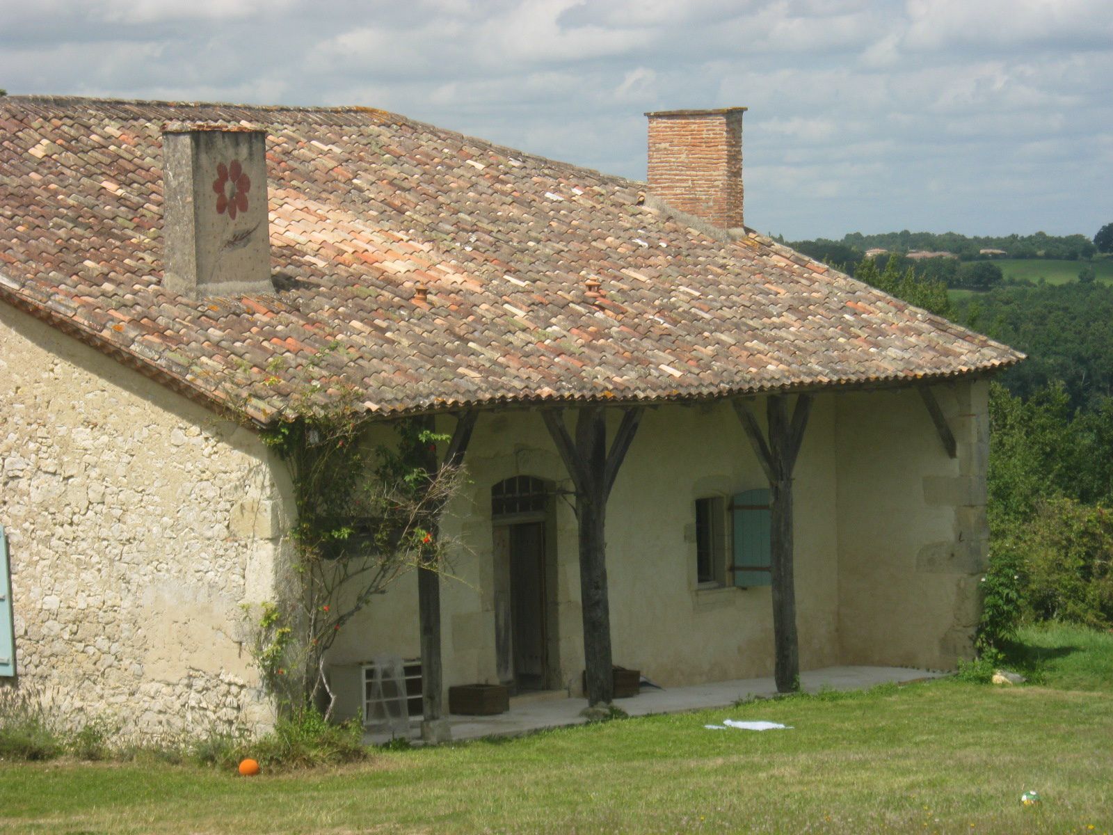 un ancien relais de poste du 13ème siècle joliment rénové et une cheminée fleurie sur une autre maison