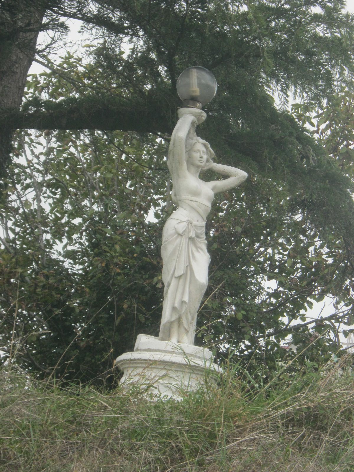 Une belle statue à l'entrée d'une propriété près du château de Benauge
