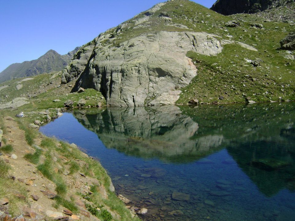 Les étangs de gardelle 2420 m d'altitude, pour un dénivelé de 820 m. Vous mettrez environ trois heures pour les atteindre. La truite est bien présente sur ces étangs. Vous serez étonné par la couleur de l'eau et sa clarté
