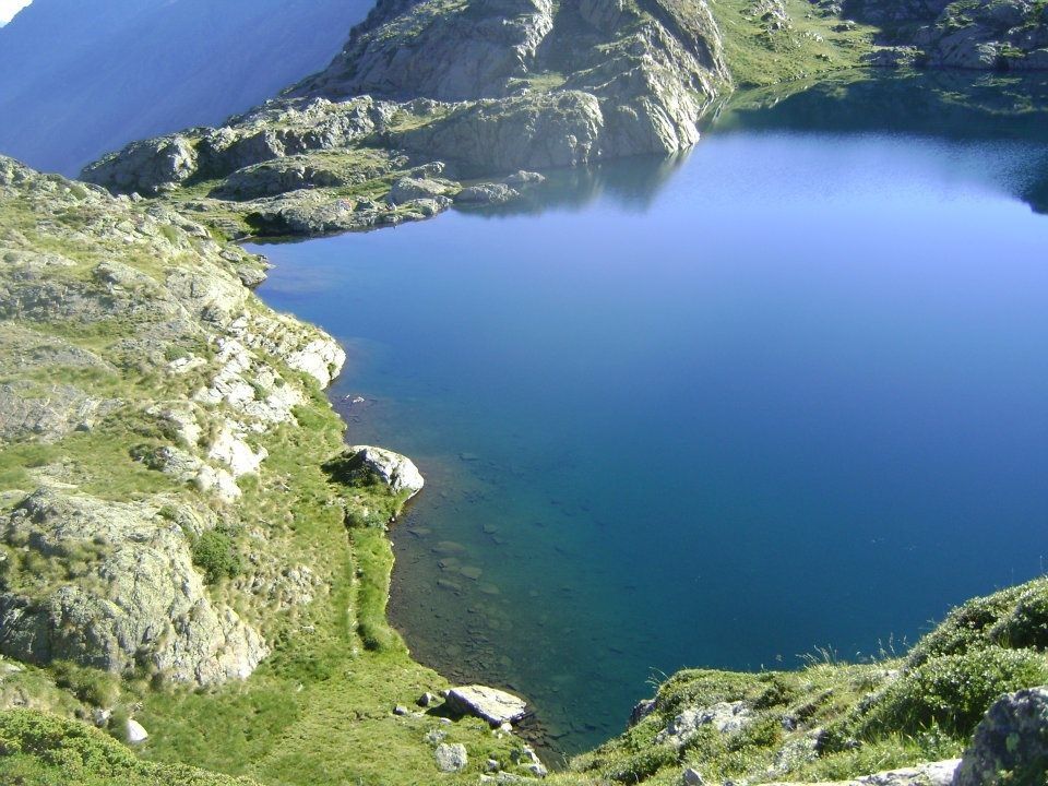 Les étangs de gardelle 2420 m d'altitude, pour un dénivelé de 820 m. Vous mettrez environ trois heures pour les atteindre. La truite est bien présente sur ces étangs. Vous serez étonné par la couleur de l'eau et sa clarté
