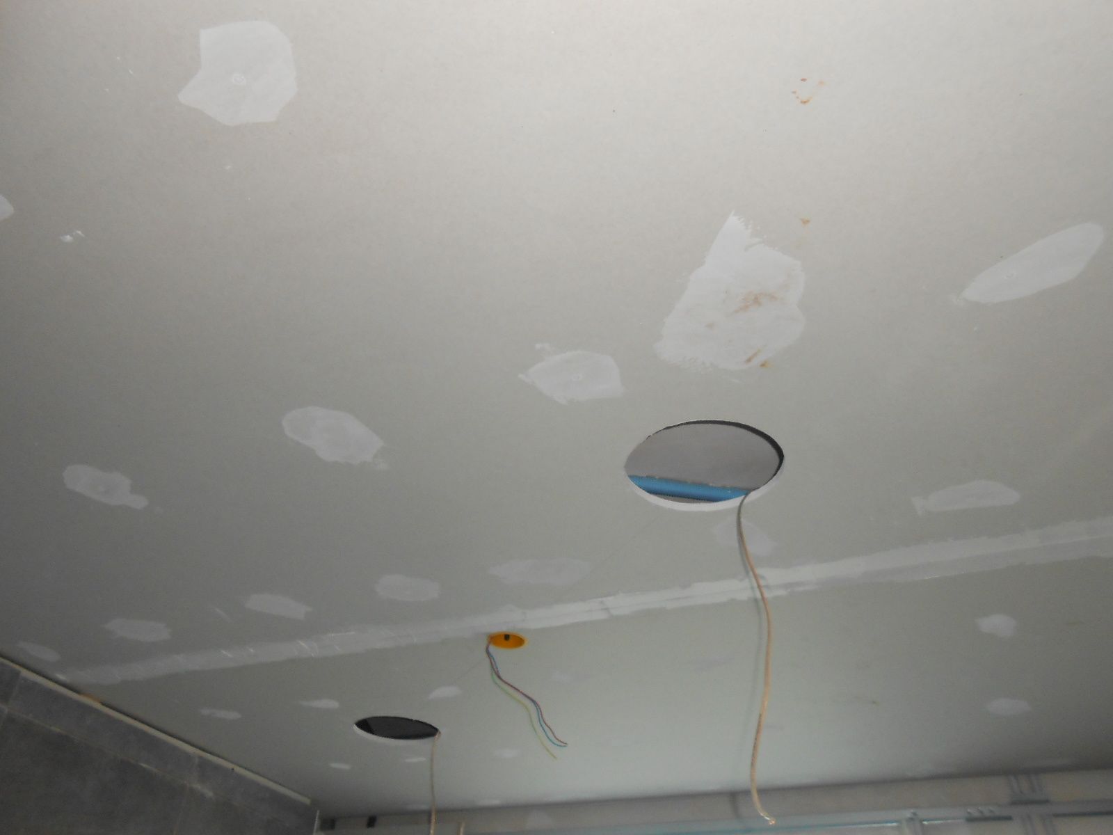 Plafond et mur de la fenêtre... la maison aux 12 travaux