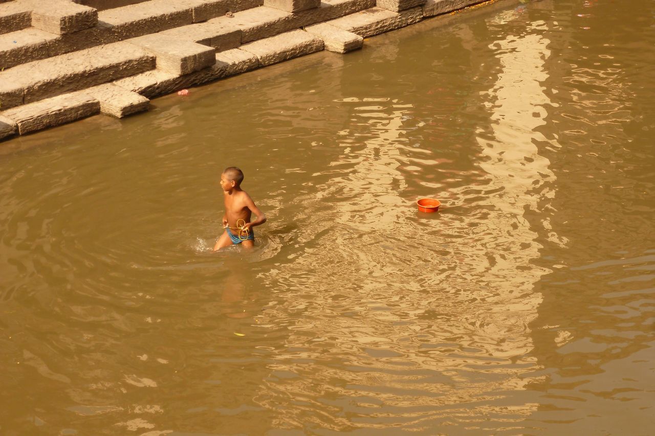 Ce petit garçon drague la rivière pour récupérer : bijoux, pièces , etc...  après les crémations