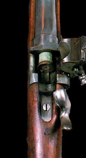 Le fusil français modèle 1867 était une arme d’un système ancien à piston transformée pour le chargement par la culasse. Une culasse mobile fut ajoutée sur le coté du canon. Les armes de ce type furent nommées fusils à tabatière, le bloc de culasse s’ouvrant comme on ouvre une tabatière.