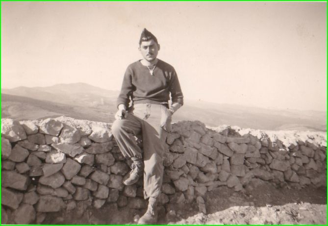 petit moment de detente sur une murette de Gouléa. après ce sera Sidi Djemil où Guy Vaillant trouvera la mort le 04 11 1957 avec son ami Paul Descamps.