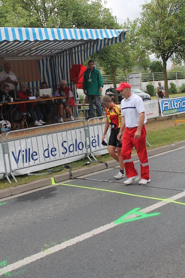 Petit message de Denis Becquet (ES Maintenon) sur Facebook pour résumé cette photo : "Jusqu'à 100m de l'arrivée, tout allait très bien pour Sabine, le titre lui tendait les bras! Puis c'est une grosse vague dans le sprint, la chute et tous son rêve tricolore brisé!!! Ses adversaires de plus de 40 ans passent, elle restera un long moment au sol, passera la ligne à pieds et sera classé 9°!!!! Elle finira sa course dans les mains du médecin et des infermières! tout un coté brulé, avec des douleurs à la hanche et aux cervicales!!! Sentiment amer d'inachevé!!!! Mais c'est les aléas de notre sport! Mais c'est dur pour le moral!!!" (source photo : Michel Vautelin)