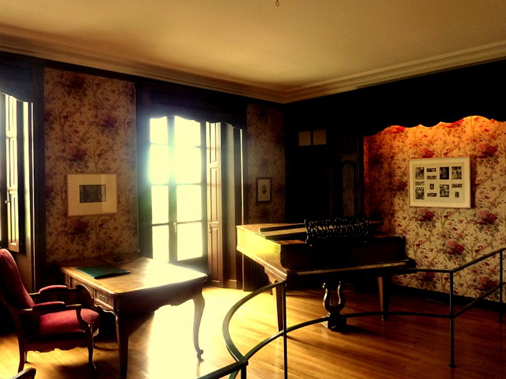 Romain Rolland. Sa maison à Vezelay (Musée Zervos), son salon et son piano (que j'ai visités en 2014)  