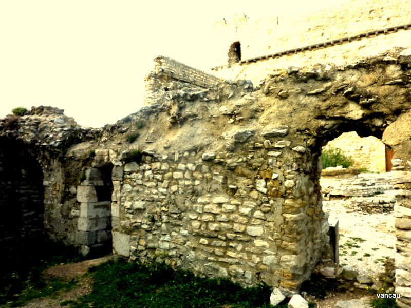Thouzon, son château et ses grottes, dans le Vaucluse