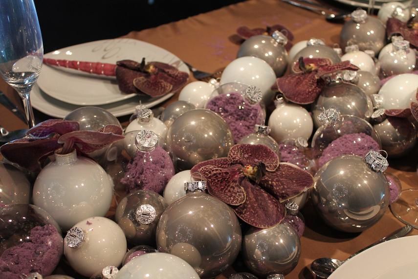 Une belle utilisation des boules de Noël pour former un chemin de table festive 