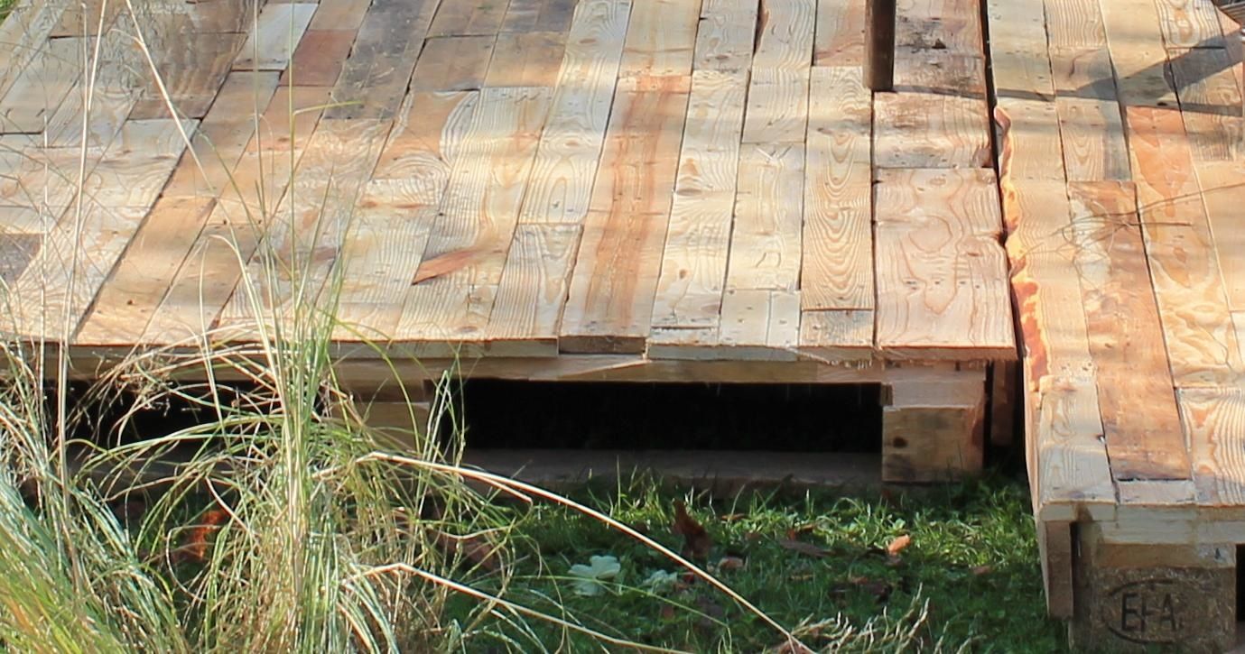 Réaliser une terrasse éphémère en bois de palettes pour suivre votre  transat au jardin - passeur de plantes