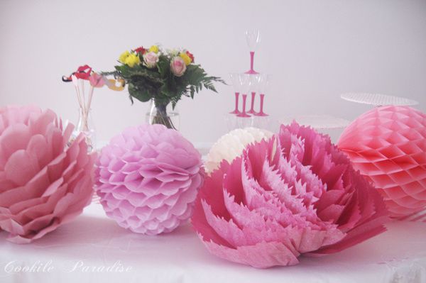 Pompons en fleur DIY ♥ Table festive 'Retour en enfance à la douceur d'antan'