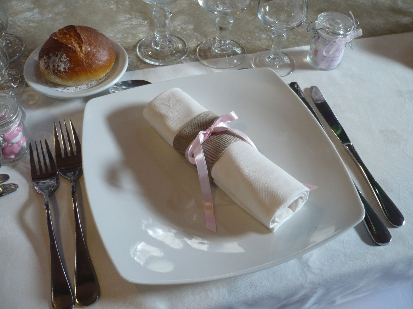 Déco de serviettes de table pour mariage avec de la serge et comment faire  un noeud en ruban de satin - dentelle-broderie-tricot-cuisine-jardinage et  questions environnementales de Jauneyris